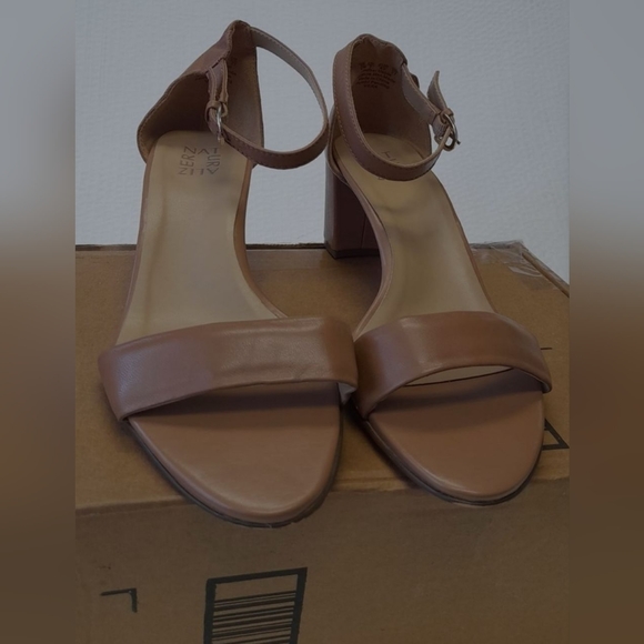 SIZE 10W Naturalizer Women's Vera Sandal - Picture 2 of 5